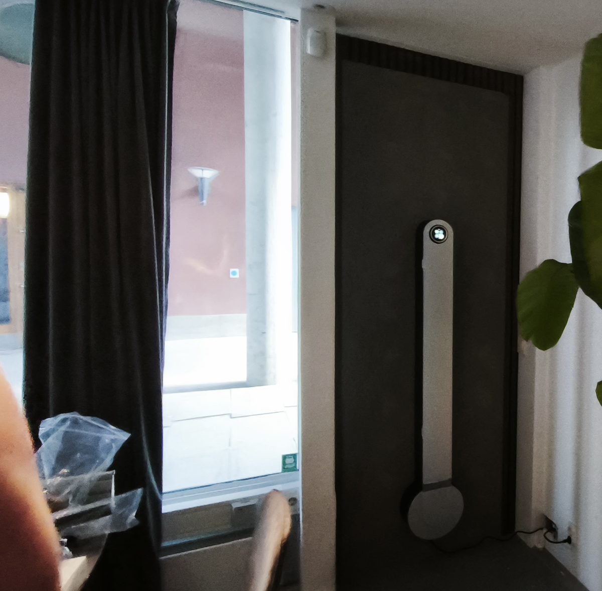 SPlan-systemet på mörk panelvägg i showroomet vid Hammarby Allé